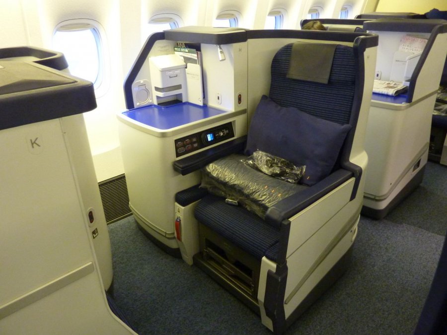 ANA Business NRT-SIN Boeing 777, 08.JPG