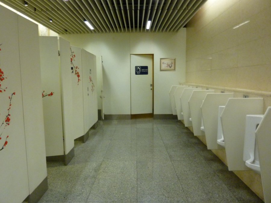 Free shower, Beijing T3E airside, 01.JPG