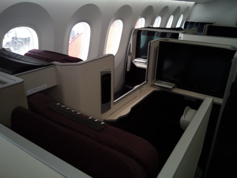 Japan Airlines Business B787 HEL-NRT, 02.jpg