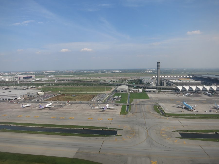 Qatar Airways Business class B777 BKK-HAN, 00-3.JPG