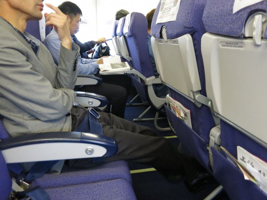 Shanghai Airlines Economy B737, SHA-HKG_07.JPG