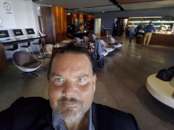 La Valette Lounge Malta Airport.jpg