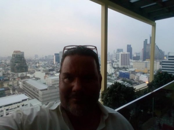 ExecutiveLoungeTerraceHolidayInnBangkokSilom.jpg