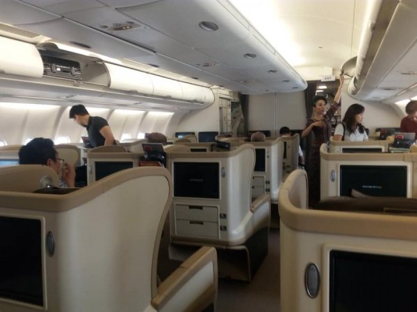 SingaporeAirlinesBusinessClassFlightDecember19SinBkk8.jpg