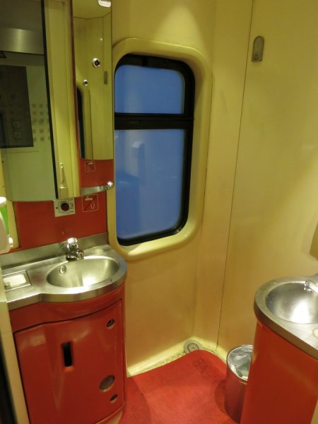 China Railway Beijing-Dalian, 1st class sleeper, 14.jpg China Railway Beijing-Dalian, 1st class sleeper, 14.jpg