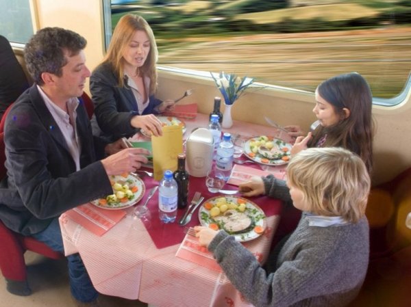 Thello_Restaurant_Dinner.jpg Thello_Restaurant_Dinner.jpg